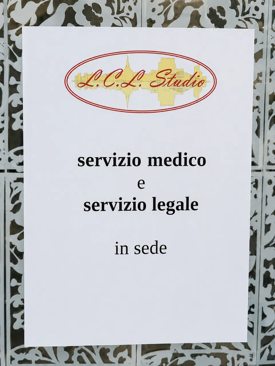 Cartello dei servizi medico e legale disponibili in sede